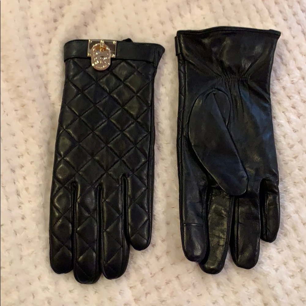Michael kors leather gloves.